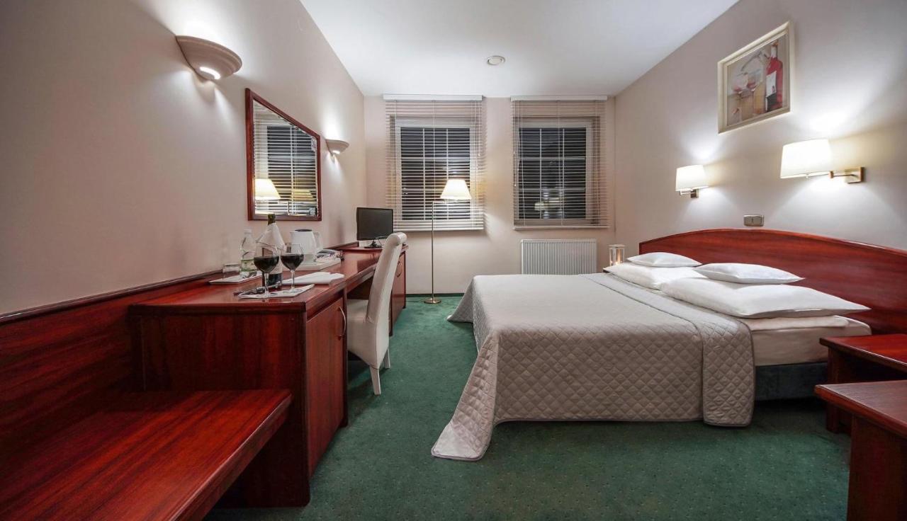 Hotel Sara Koło Exteriér fotografie